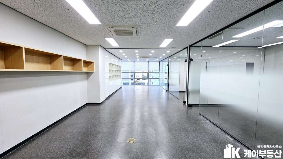 서울 영등포구 문래동6가 하이테크시티2차 / 5층 / 확장33평 / 룸3개 / 탕비실 / 즉시입주 월세 매물번호 10928 사진 1