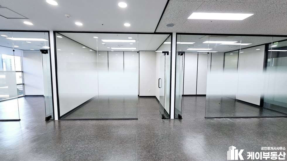 서울 영등포구 문래동6가 하이테크시티2차 / 5층 / 확장33평 / 룸3개 / 탕비실 / 즉시입주 월세 매물번호 10928 사진 6